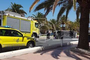 Aparatoso vuelco lateral de un vehículo en la Avenida del Cabildo de Telde/TA.